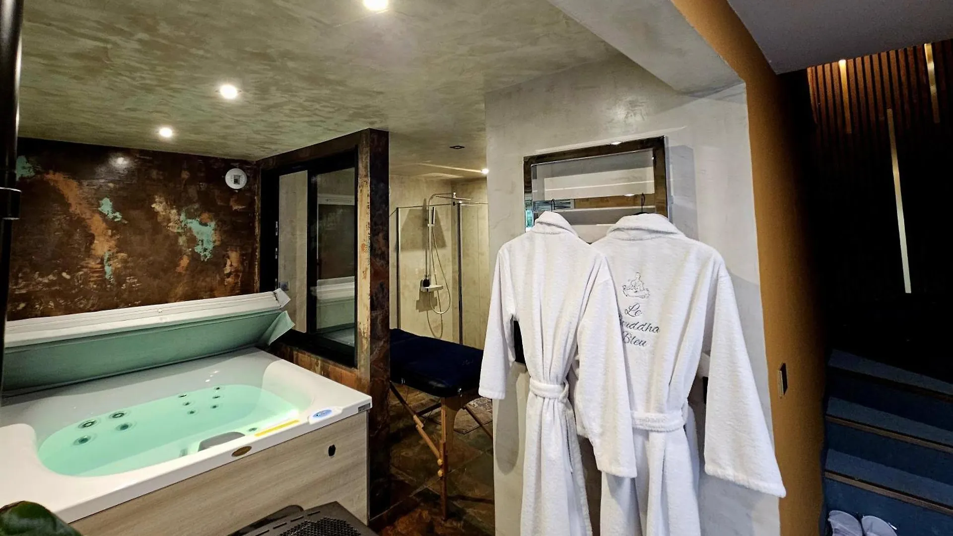 Les Suites Du Bouddha Bleu كارناك